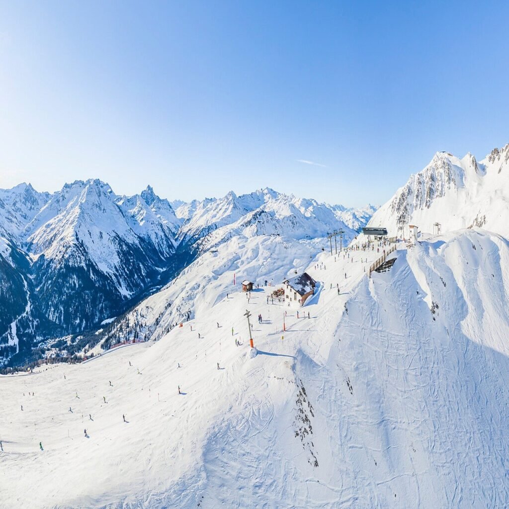 A vibrant après-ski scene with a view of the mountains.